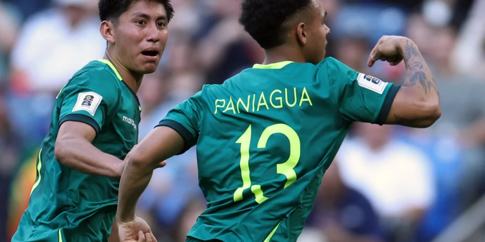 Moisess Panjagua un Migelito priecājas par pirmo vārtu guvumu. Bolīvija līdz šim Pasaules kausa finālturnīrā spēlējusi trīs reizes - 1930., 1950. un 1994. gadā - un pie uzvarām nav tikusi. Sešās spēlēs tikai viens neizšķirts.