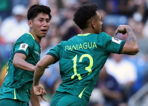 Moisess Panjagua un Migelito priecājas par pirmo vārtu guvumu. Bolīvija līdz šim Pasaules kausa finālturnīrā spēlējusi trīs reizes - 1930., 1950. un 1994. gadā - un pie uzvarām nav tikusi. Sešās spēlēs tikai viens neizšķirts.