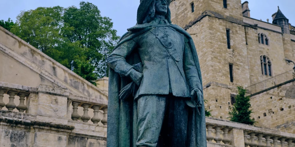 Памятник д'Артаньяну расположен в городе Ош (Auch) на юге Франции, который считается исторической столицей Гаскони.