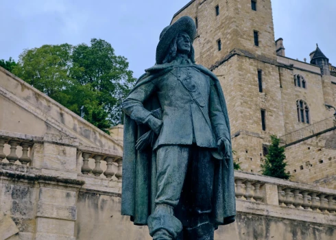 Памятник д'Артаньяну расположен в городе Ош (Auch) на юге Франции, который считается исторической столицей Гаскони.