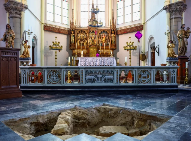 Захоронение обнаружили прямо перед алтарем.