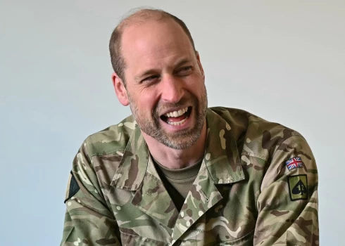 Princis Viljams viesojas pie britu karavīriem.