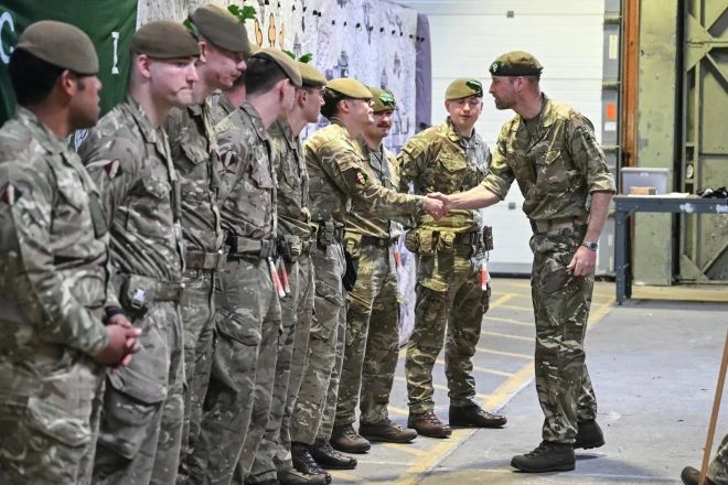 Princis Viljams viesojas pie britu karavīriem