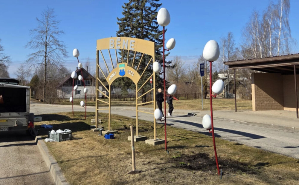 FOTO: Dobeles novadā izvietoti Lieldienu vides objekti