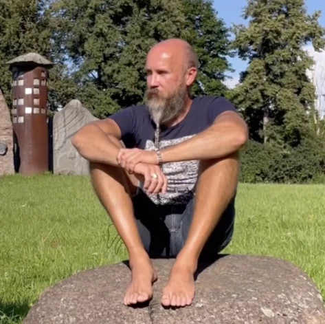 Rolands Černis "apziņas skolā" piedāvā dažādus pakalpojumus, tai skaitā praktisko gaišreidzību, uztura konsultācijas un pat galvaskausa korekciju.