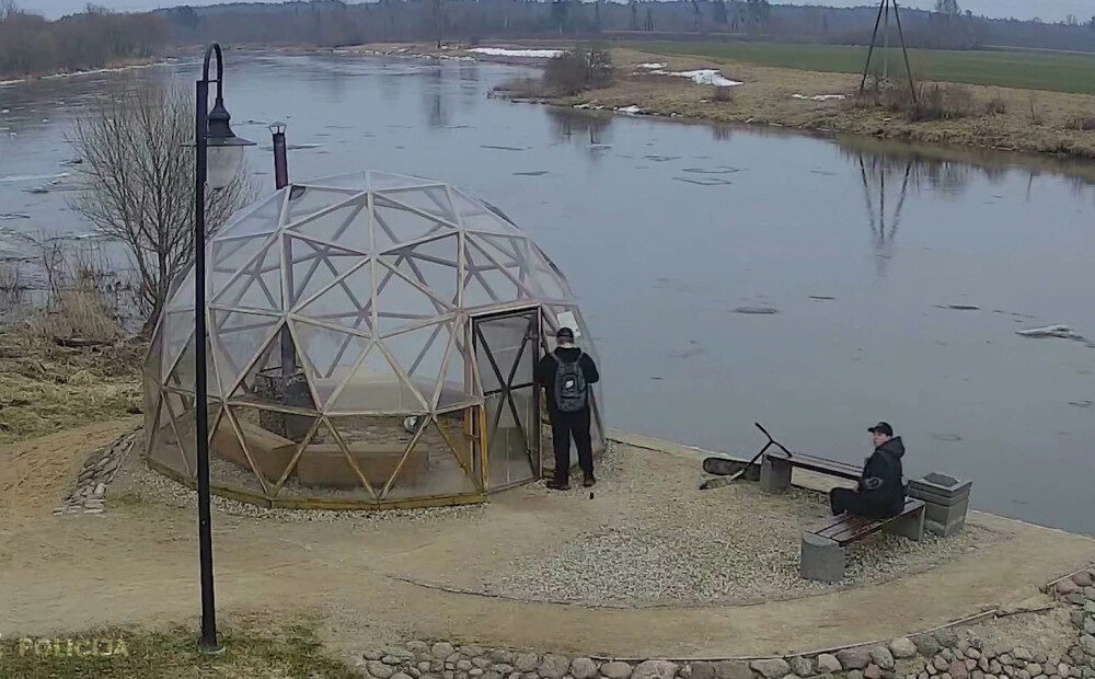 VIDEO: vai atpazīsti jauniešus? Policija meklē vainīgos par publiskās pirts sabojāšanu Skrundā