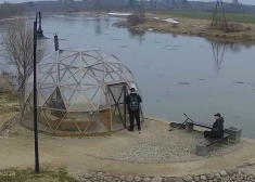 VIDEO: vai atpazīsti jauniešus? Policija meklē vainīgos par publiskās pirts sabojāšanu Skrundā