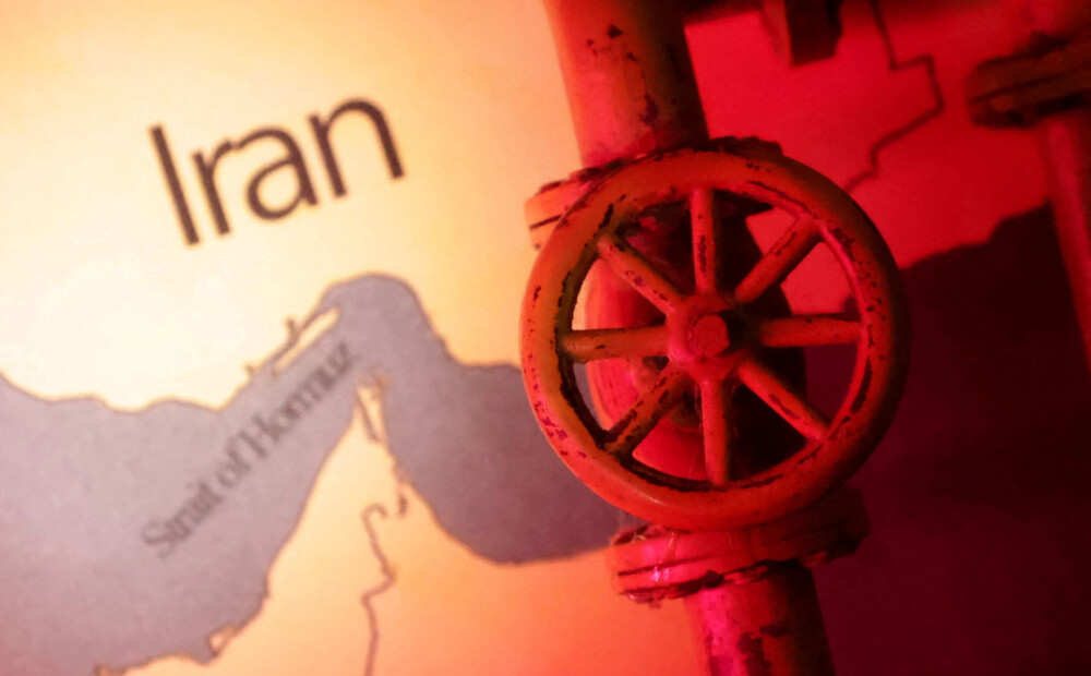 Donalds Tramps apgalvo, ka Hormuzas šaurums ir atvērts kuģošanai, taču pierādās pretējais