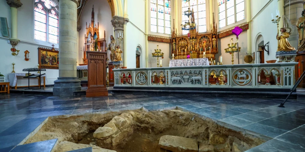 Vieta Māstrihtas baznīcā, kur atrasts iespējamais D'Artanjana skelets (foto: Scanpix / Reuters)