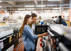 Finanšu ministrija: mazumtirdzniecība februārī pieaug par 4,3%, taču degvielas cenu kāpums rada riskus turpmākajai attīstībai