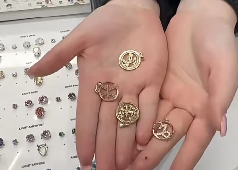 Sociālajos tīklos uzņēmums "Nela Gems" paziņoja, ka viņu stends veikalā "Rīga Plaza" ir apzagts.