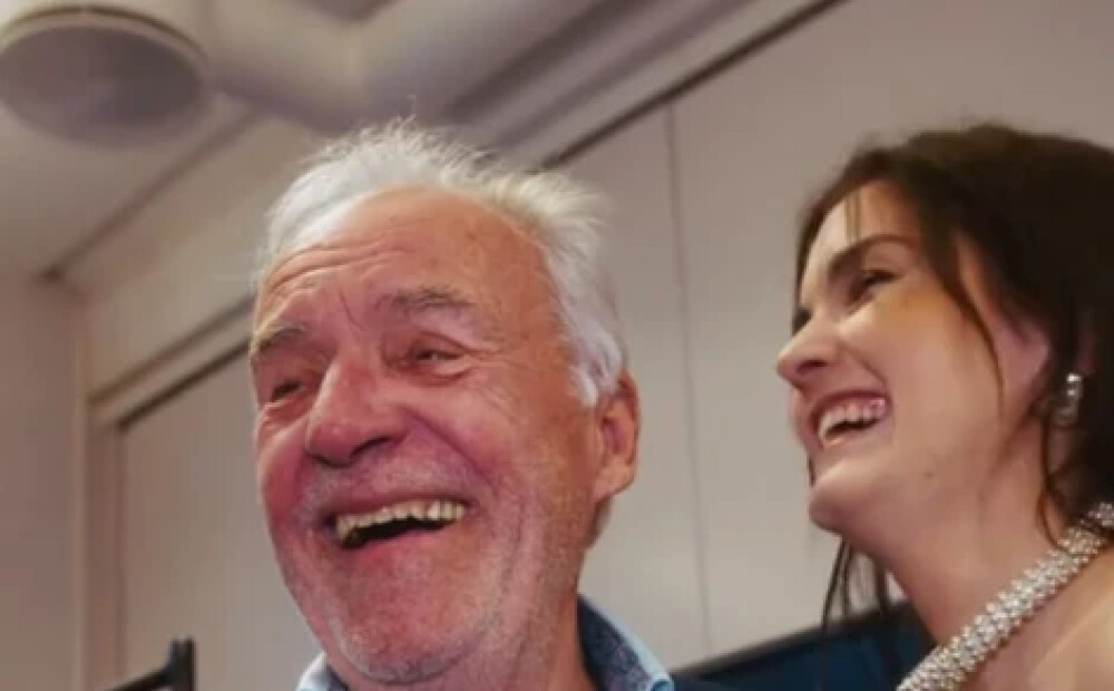 VIDEO: Atvara iedzied leģendāru “Eirovīzijas” hitu un saņem īpašu atzinību no paša Jergena Olsena