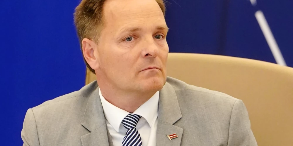 Bijušais Zemkopības ministrijas (ZM) valsts sekretārs un pašreizējais Valsts kancelejas direktors Raivis Kronbergs paudis gatavību sadarboties ar tiesībsargājošajām instancēm.