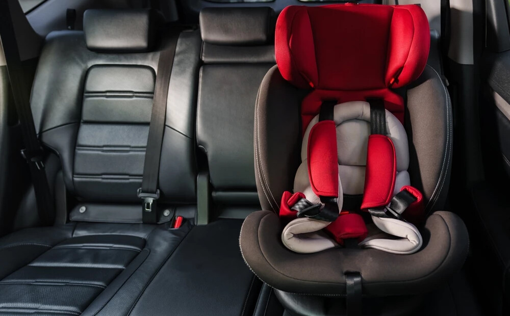 Pētījums atklāj satraucošu ainu: daudzi Eiropas tirgū iegādāti bērnu autosēdeklīši neiztur drošības testus
