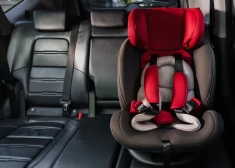 Pētījums atklāj satraucošu ainu: daudzi Eiropas tirgū iegādāti bērnu autosēdeklīši neiztur drošības testus