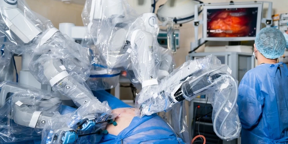 Операцию делает робот.