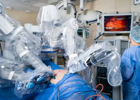 Операцию делает робот.