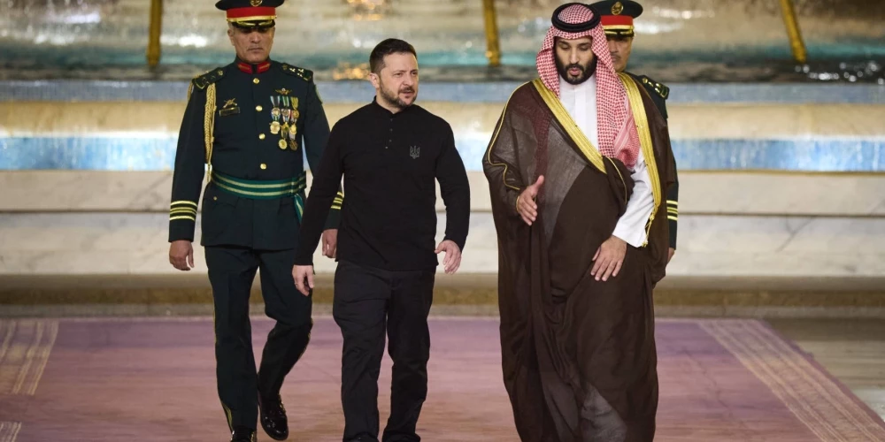 Ukrainas prezidents Volodimirs Zelenskis sociālajos tīklos apstiprinājis, ka Ukraina un Saūda Arābija ir "panākušas svarīgu vienošanos" par sadarbību aizsardzības jomā.