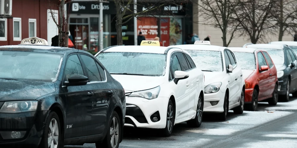 Taksometru rinda pie Stacijas laukuma.