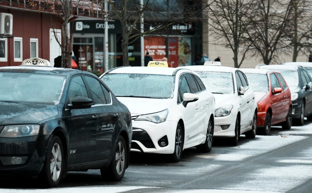 “Brauc mīnusā” —  taksometru nozare draud iziet ielās degvielas cenu dēļ