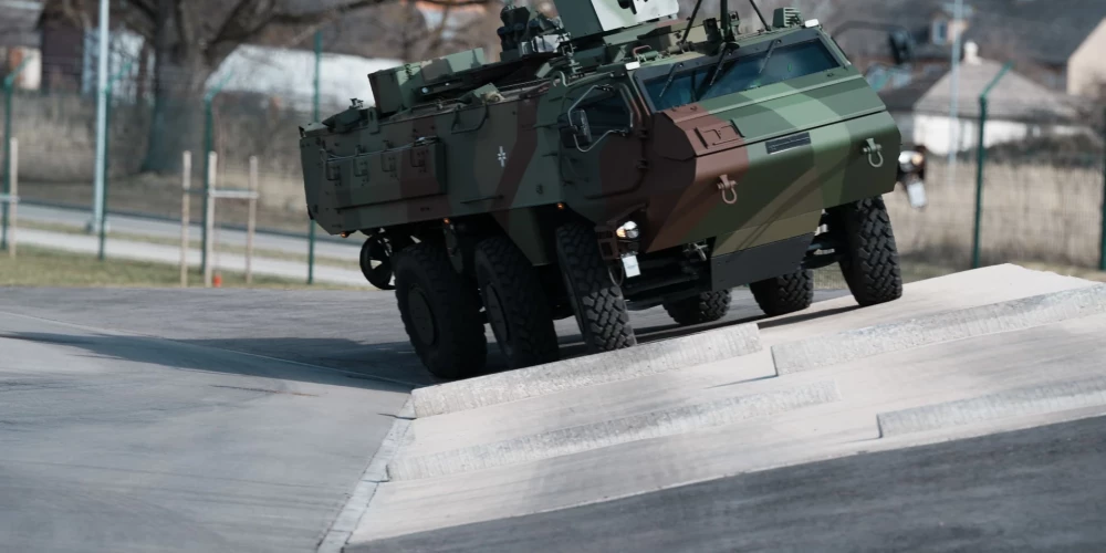 В Валмиере показали, как в Латвии собирают бронемашины Patria для армии и поддержки Украины.