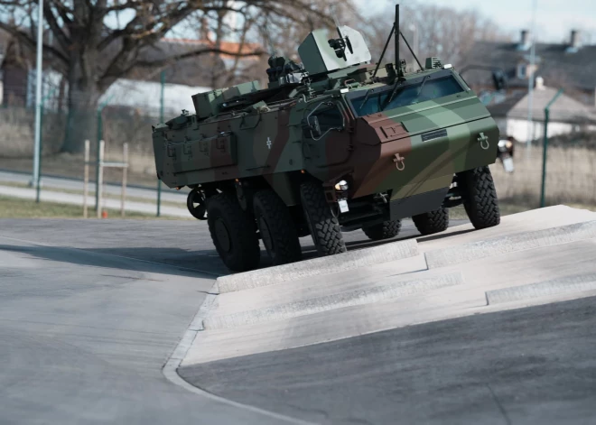 В Валмиере показали, как в Латвии собирают бронемашины Patria для армии и поддержки Украины.