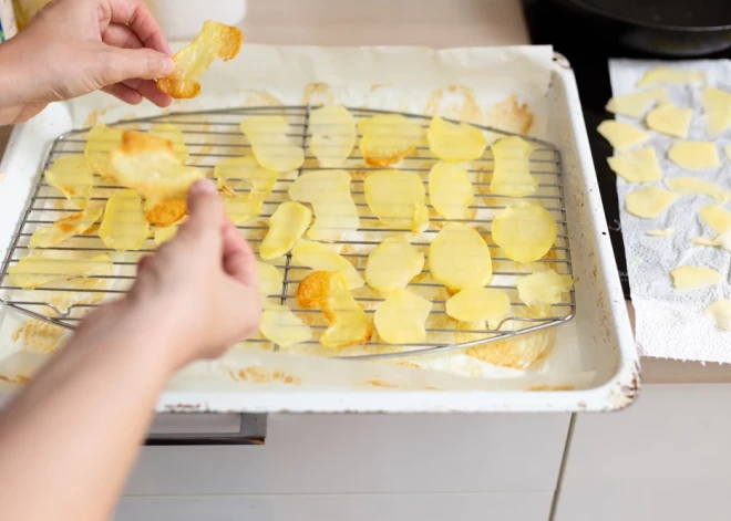 Домашние чипсы в духовке: простой рецепт хрустящей закуски без лишнего масла