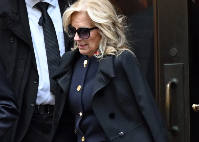 Šoks lidostā: Džilas Baidenas apsardzes aģents nejauši iešauj sev kājā