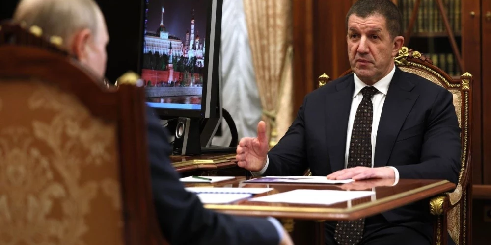 "Rostelekom" vadītājs Mihails Osejevskis audiencē pie Kremļa diktatora Vladimira Putina (ekrānuzņēmums no "X")