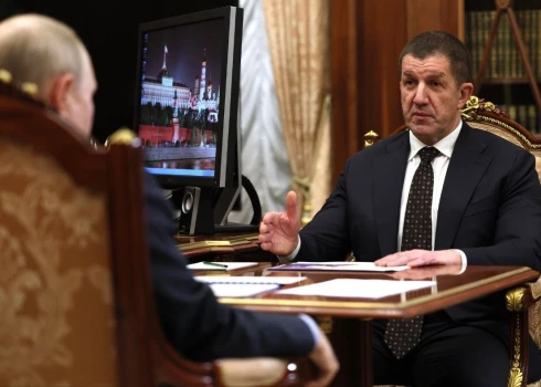 "Rostelekom" vadītājs Mihails Osejevskis audiencē pie Kremļa diktatora Vladimira Putina (ekrānuzņēmums no "X")