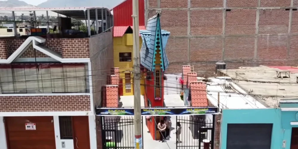 Skats uz skaisto un ārkārtīgi šauro māju Peru (ekrānuzņēmums no video)