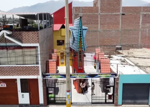 Skats uz skaisto un ārkārtīgi šauro māju Peru (ekrānuzņēmums no video)