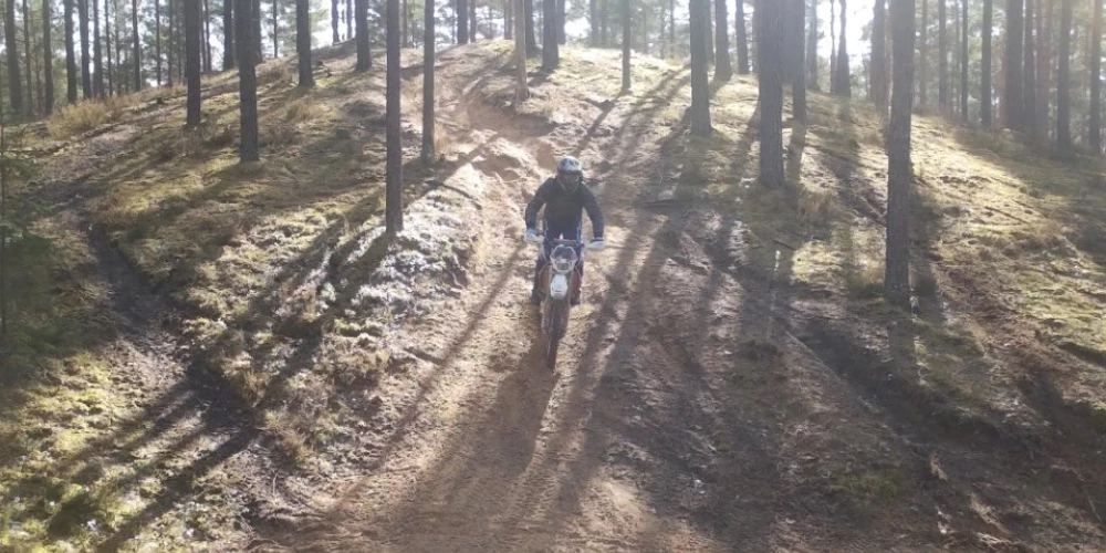 Uzņēmums “Rīgas meži” satraucies par kāpu izbraukātājiem netālu no Ropažu novada Silakroga.