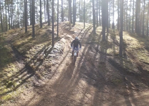 Uzņēmums “Rīgas meži” satraucies par kāpu izbraukātājiem netālu no Ropažu novada Silakroga.