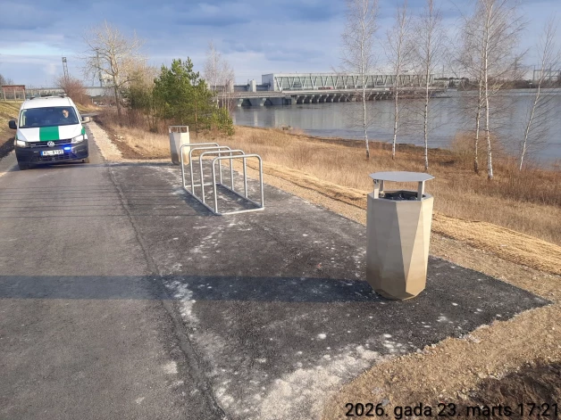 Salaspils novada Zirgu salas promenāde palikusi bez soliņiem. Tagad tur vairs nevar apsēsties un mierīgi nolūkoties Daugavas ūdeņu plūdumā.