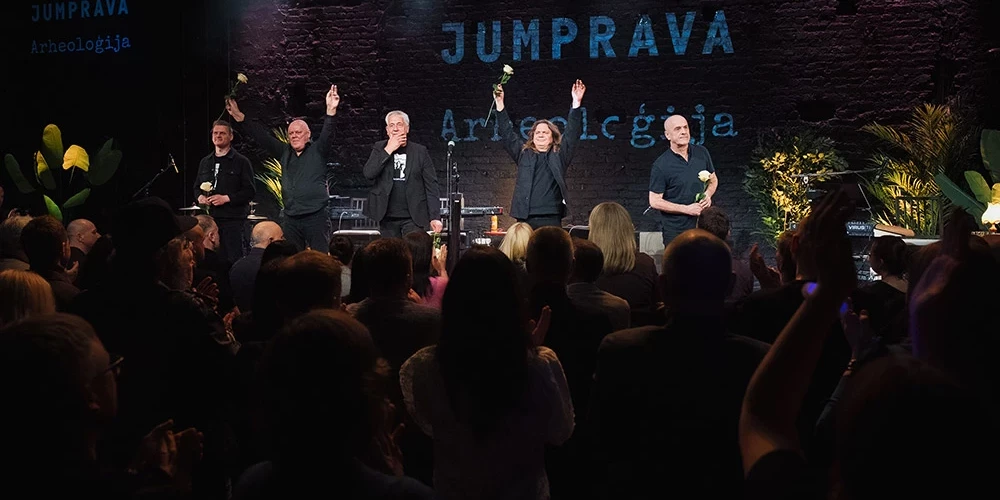 Mūziķi izklaidēja sanākušos ar stāstiem, kurus parasti nestāsta no skatuves.