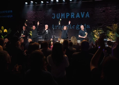 Mūziķi izklaidēja sanākušos ar stāstiem, kurus parasti nestāsta no skatuves.