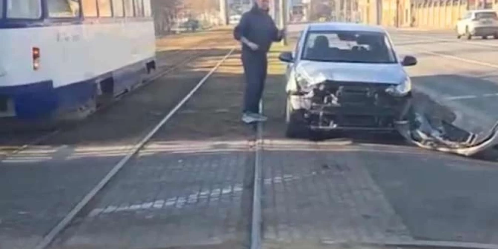 Один миг невнимательности — и Hyundai влетел в трамвай в Риге.