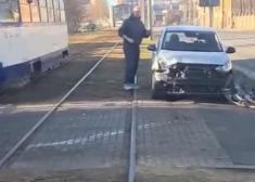 В Риге водитель Hyundai признал вину после нелепого столкновения с трамваем