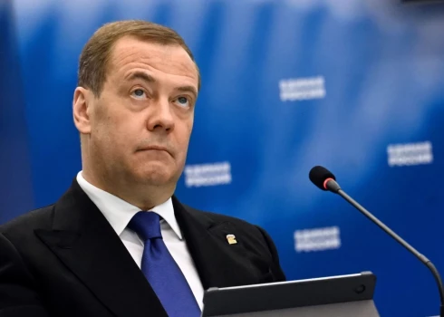 Dmitrijs Medvedevs, kuru kādreiz uzskatīja par liberāli, kļuvis par kara kurinātāju un bieži izgāž žulti uz visiem oponentiem.