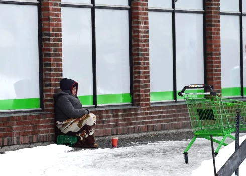 В Латвии растет число людей, которым все труднее сводить концы с концами.