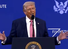 Aizvainotais Tramps izsakās, ka varētu "uzmest" NATO: "Kāpēc mums būtu jābūt viņiem līdzās?"