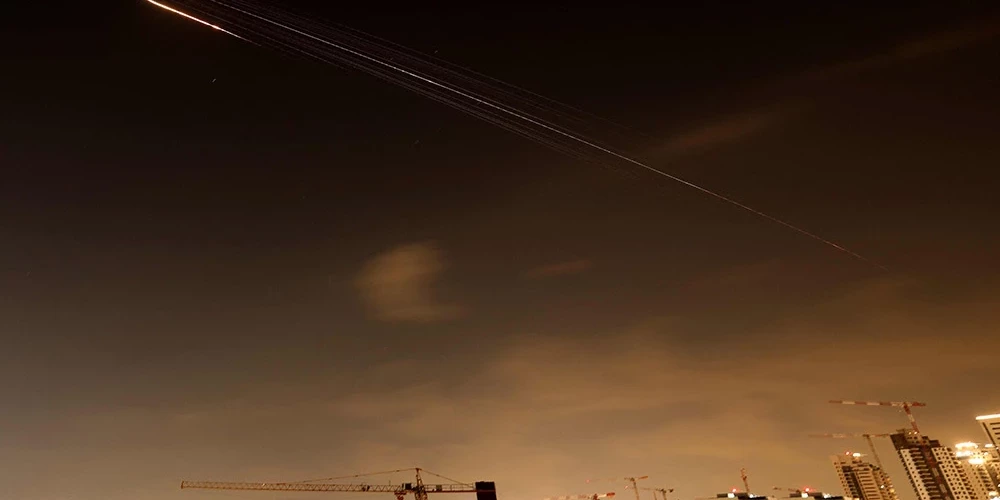 Kara sākumā Irānas atbalstītais Jemenas hutiešu kaujinieku grupējums apsolīja "pilnīgu un nelokāmu solidaritāti" ar Teherānu.