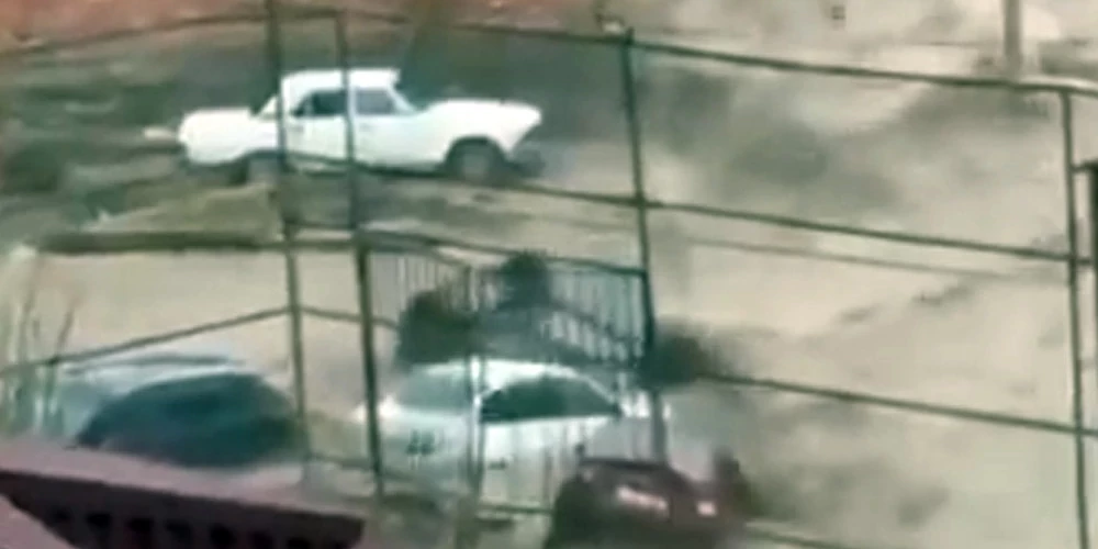 Ūdens straumes Dagestānā burtiski aizskalo automašīnas.