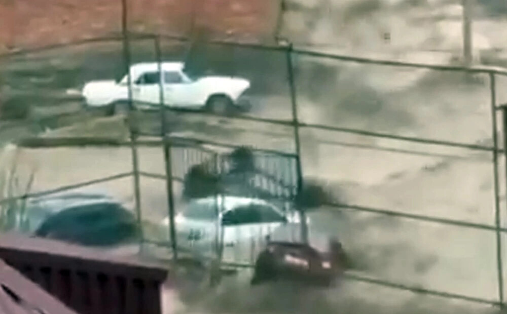 Ūdens aizskalo automašīnas, cilvēki glābjas pa otrā stāva logiem: Dagestānu plosa spēcīgi plūdi