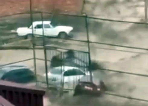 Ūdens straumes Dagestānā burtiski aizskalo automašīnas.