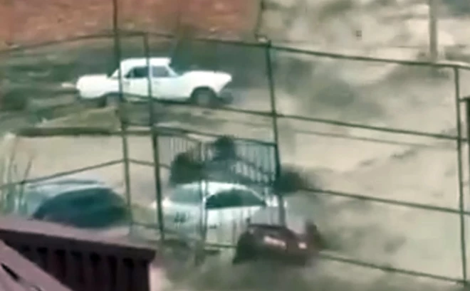 Ūdens straumes Dagestānā burtiski aizskalo automašīnas.