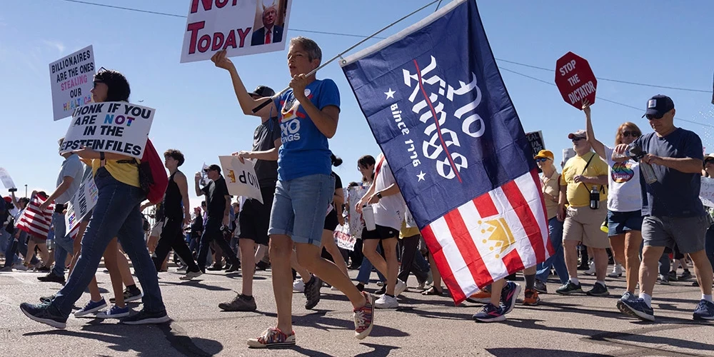 Cilvēki Fīniksā piedalās  "Nē karaļiem!" pretestā pret Trampu. 