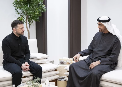 Volodimirs Zelenskis Abū Dabī tiekas ar AAE prezidentu Muhamedu bin Zaidu Al Nahajanu.