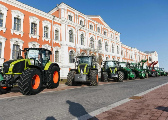 Uz savu kongresu Jelgavas pilī Latvijas Zemnieku savienības biedri bija sabraukuši arī ar traktoriem.